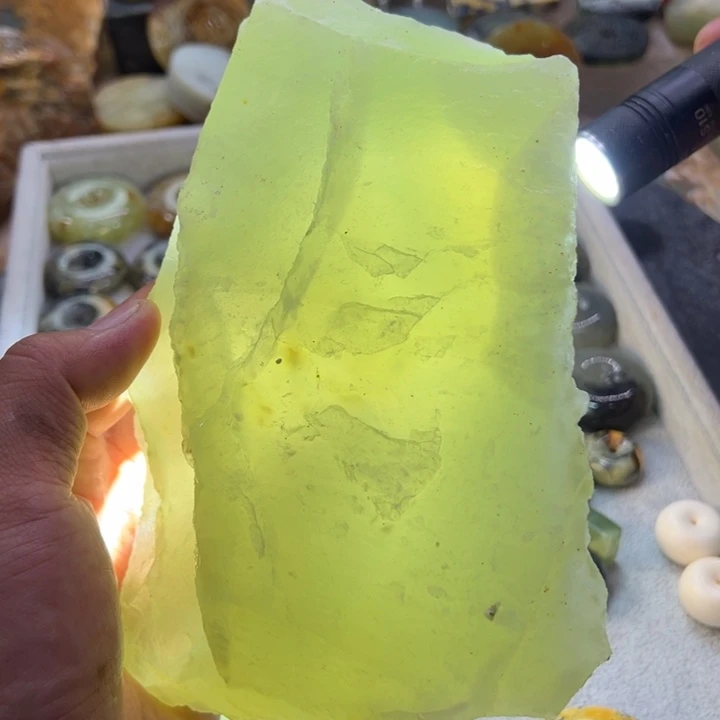 未镶嵌蛇纹石玉珠宝奇石