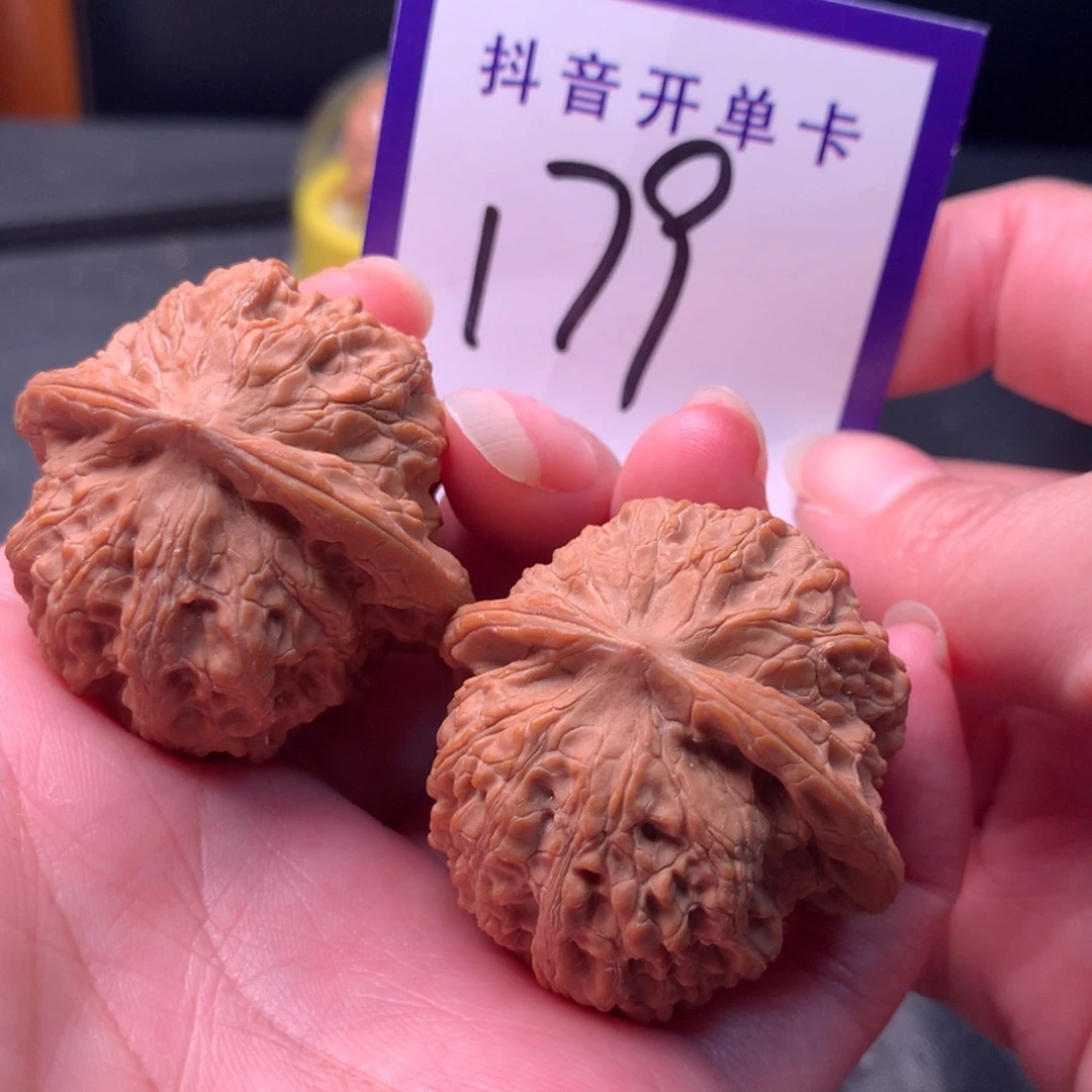 文玩核桃吊坠血麒麟