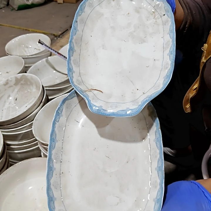 瓷片盘子碗茶壶啥都有