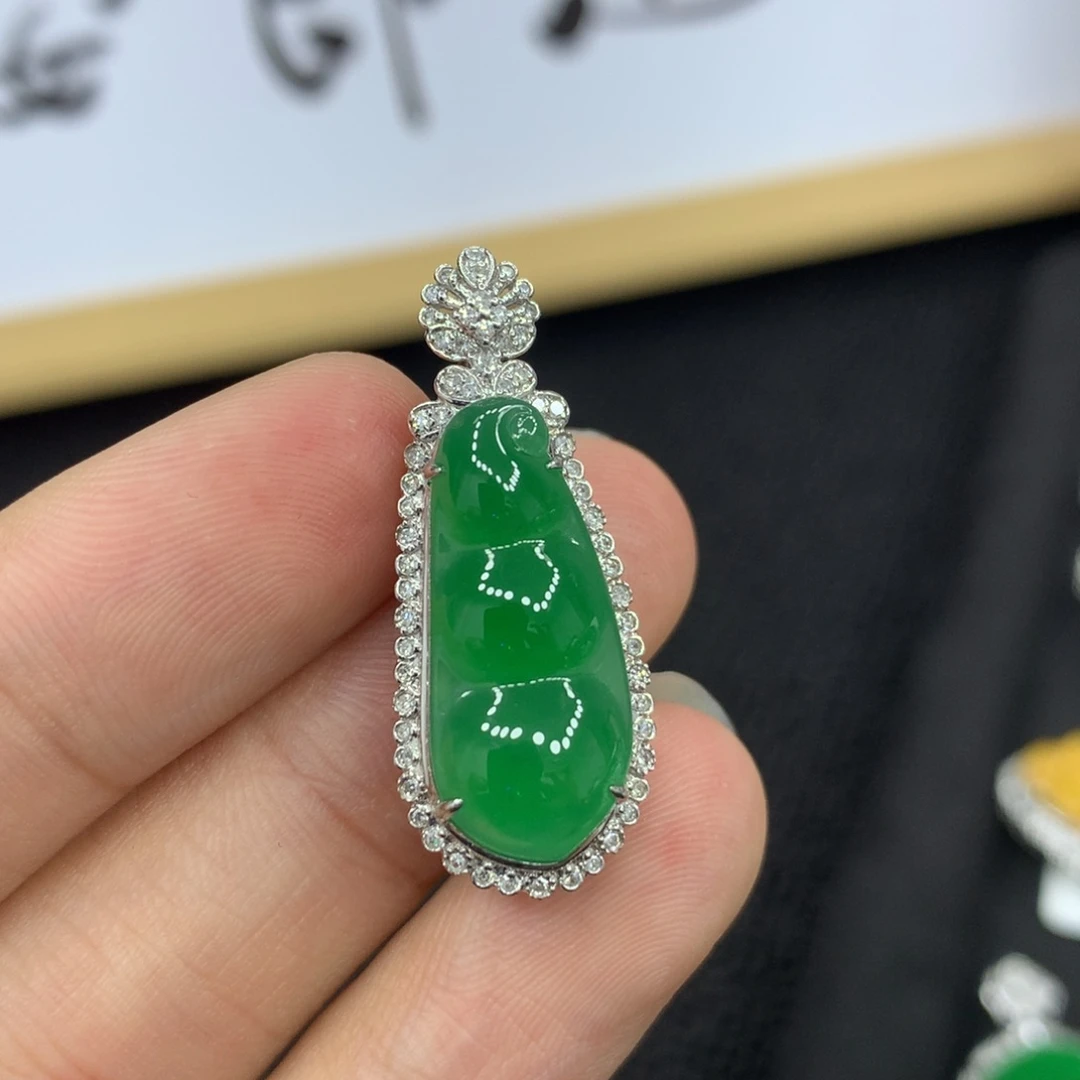 颈饰18K金镶嵌翡翠豆