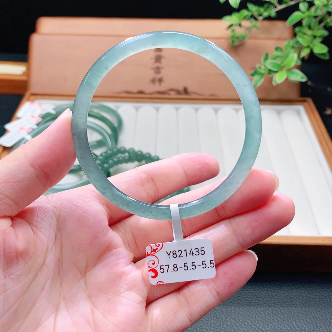 未镶嵌手镯（圆镯）翡翠