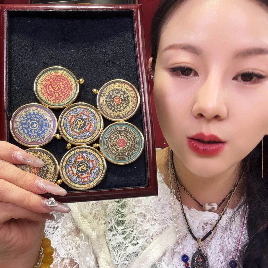 装裱画六字真言带壳子的