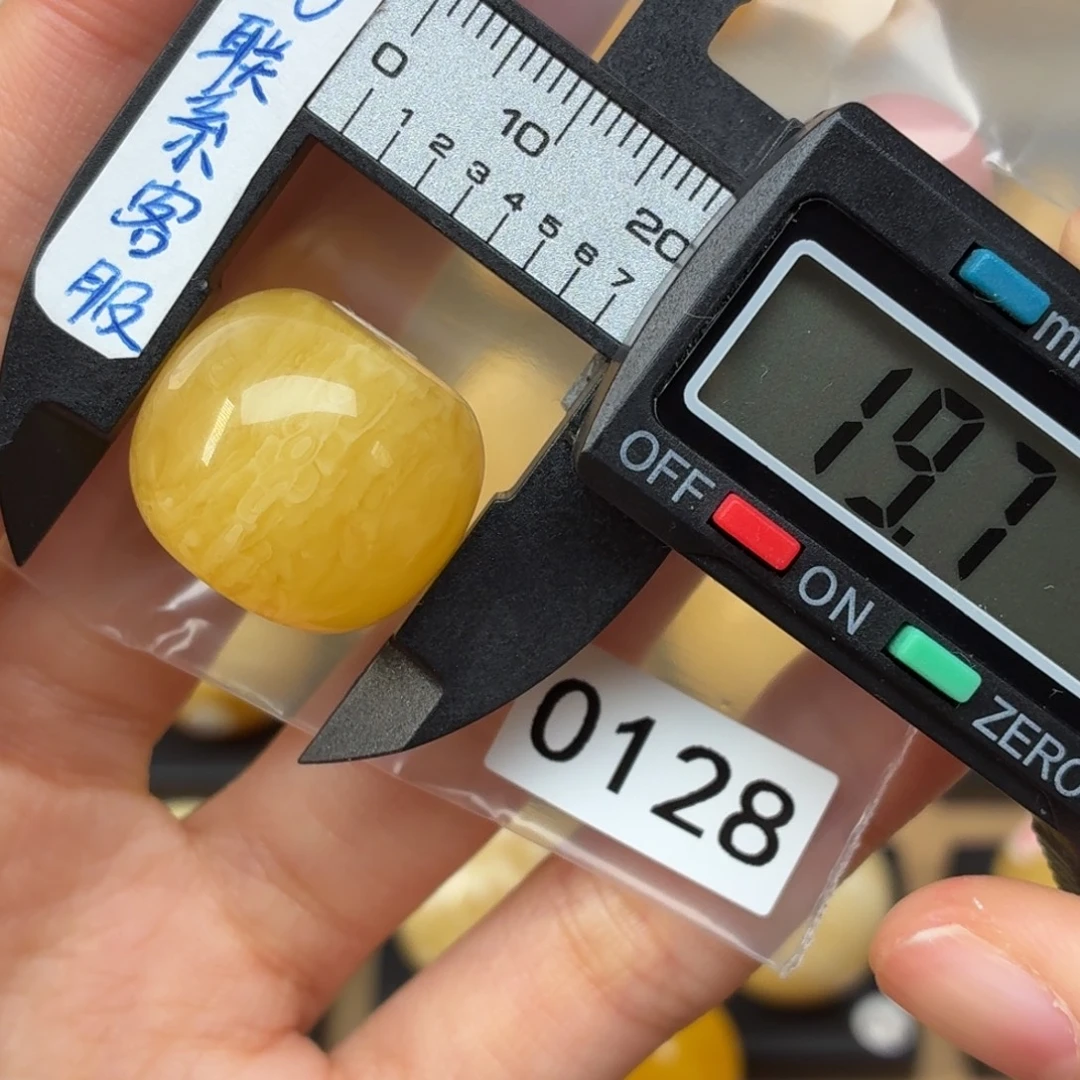 龙***吟蜜蜡未镶嵌裸石蜜蜡