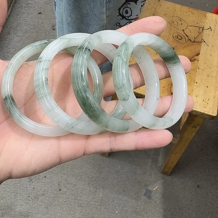 石英岩玉手镯未镶嵌天山翠手镯正圈多样性发其一