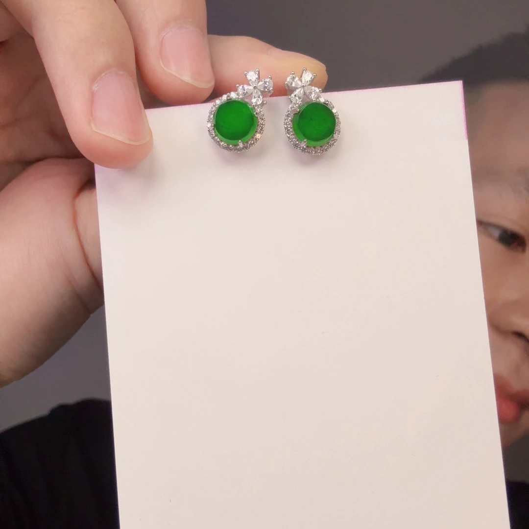 翡翠未镶嵌颈饰一对