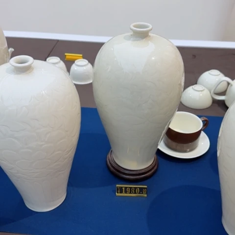 感**善定瓷刻花梅瓶