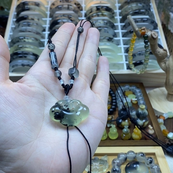 蛇纹石玉未镶嵌颈饰