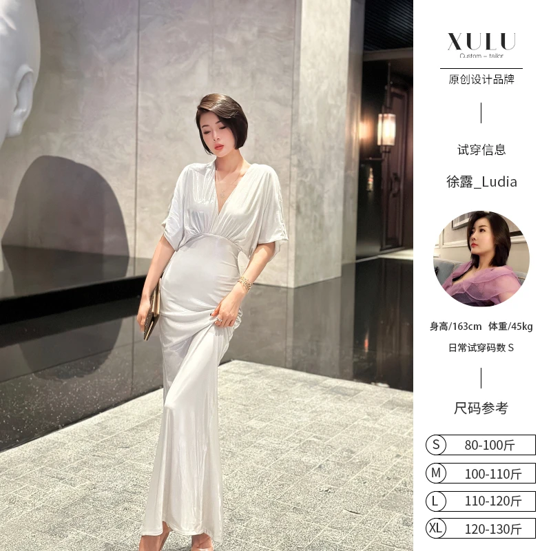 XULU原创夏季针织烫金露背轻奢白色优雅气质高腰包臀V领连衣裙