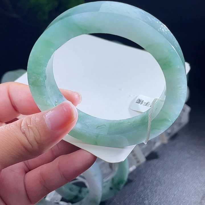 定制翡翠未镶嵌翡翠手镯