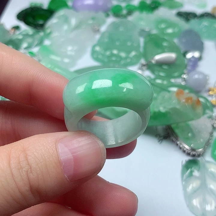 白***盼翡翠未镶嵌颈饰指环
