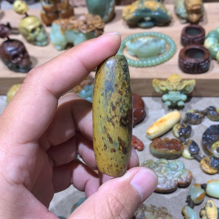 未镶嵌岫岩河磨玉（透闪石质玉）把件