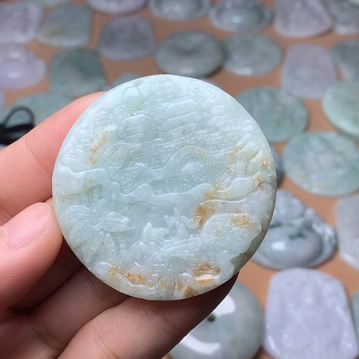 翡翠未镶嵌颈饰山水