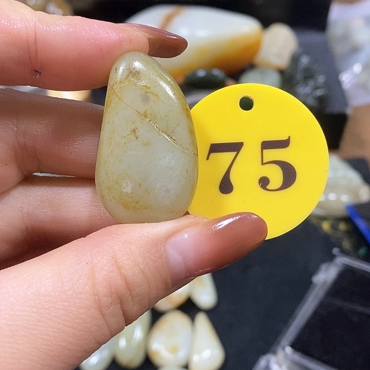 未镶嵌和田玉（糖玉）挂件