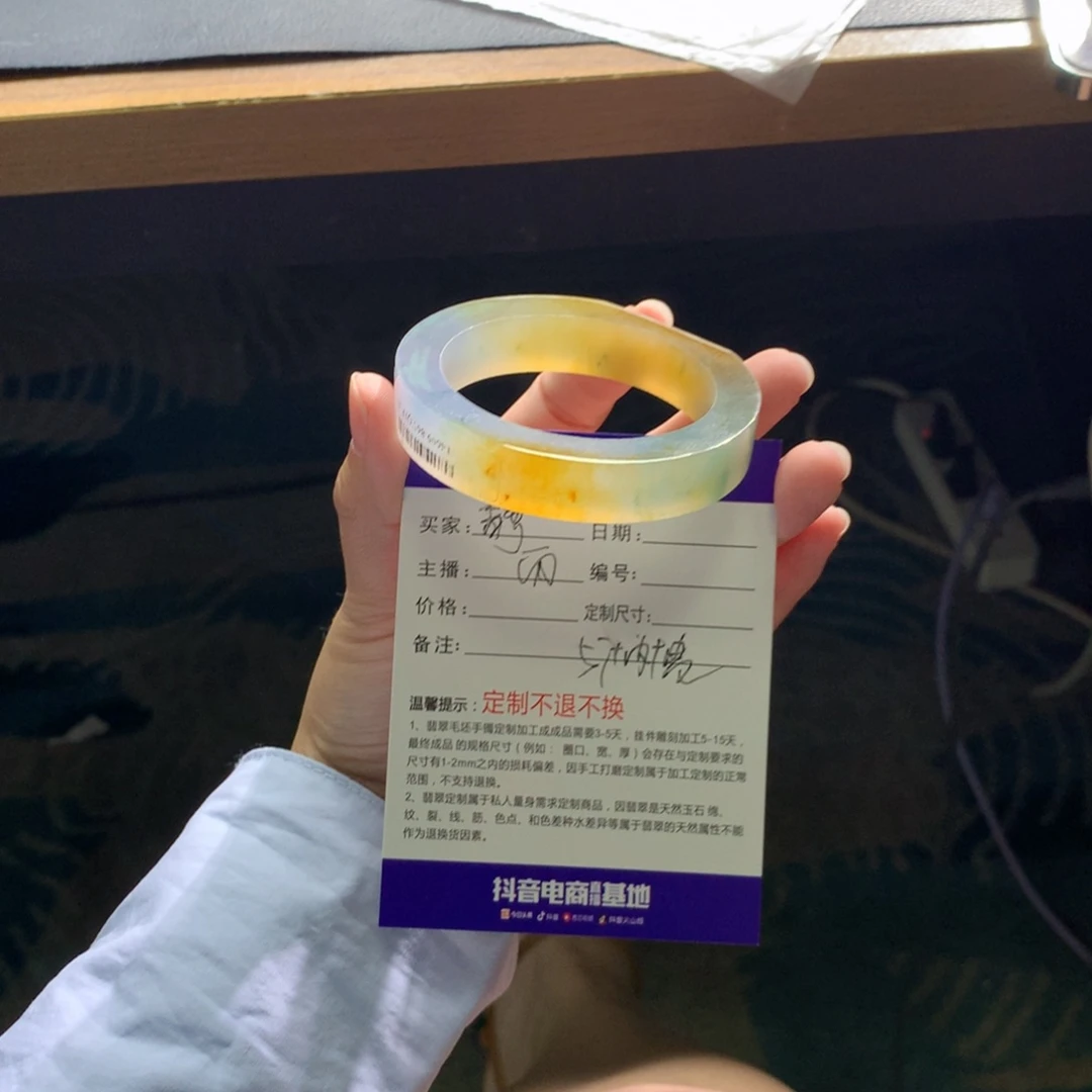 未镶嵌翡翠手镯定制翡翠静**争