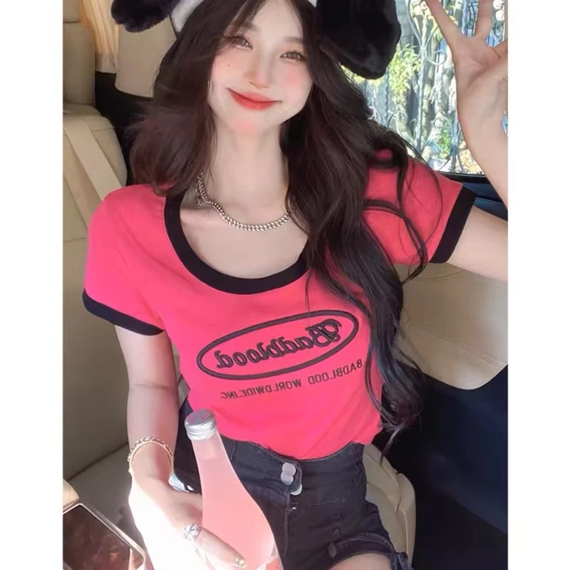 玫红色U领短袖T恤女撞色字母印花修身显瘦甜辣风短款上衣