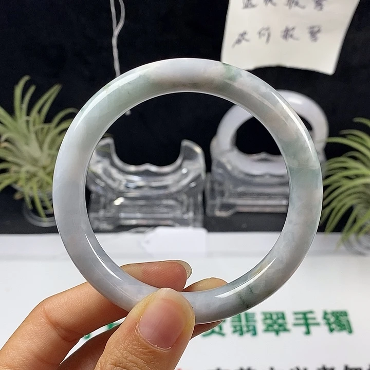 翡翠未镶嵌手镯52号。56圈