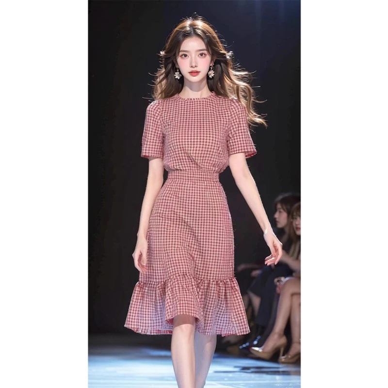 法式赫本风收腰超好看慵懒度假风可盐可甜气质红色格子连衣裙女夏