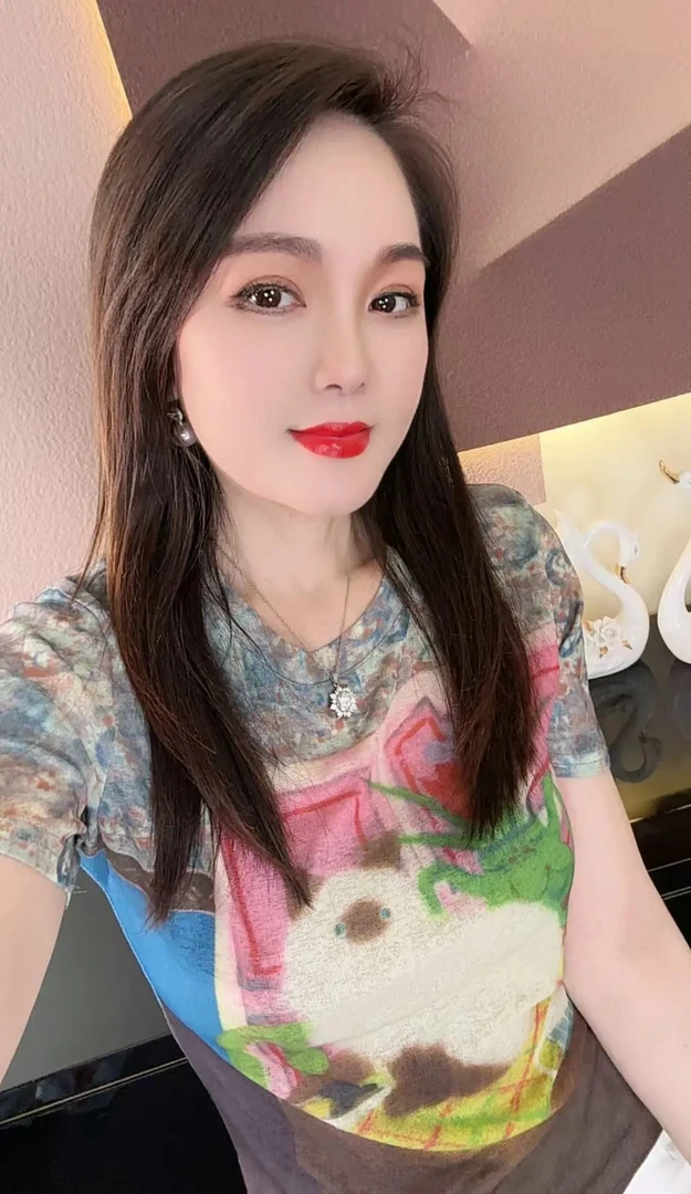 【老板娘推荐】夏新款圆领定位花上衣时尚出行显瘦气质短袖时尚9083