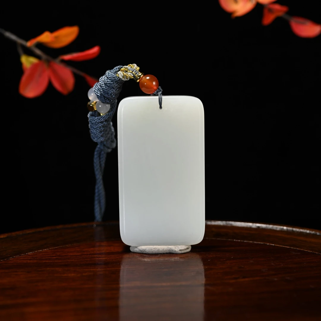 LOT8833 2511300071和田玉翠青无事牌挂件/保利