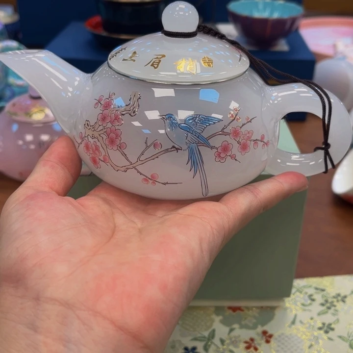 花花绿绿地在火山