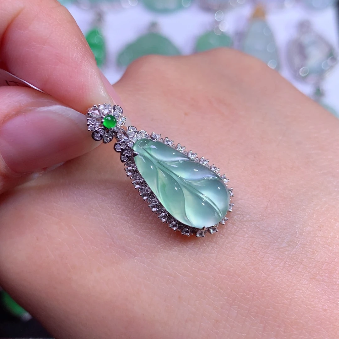 翡翠颈饰18K金镶嵌薄荷绿芭蕉叶吊坠