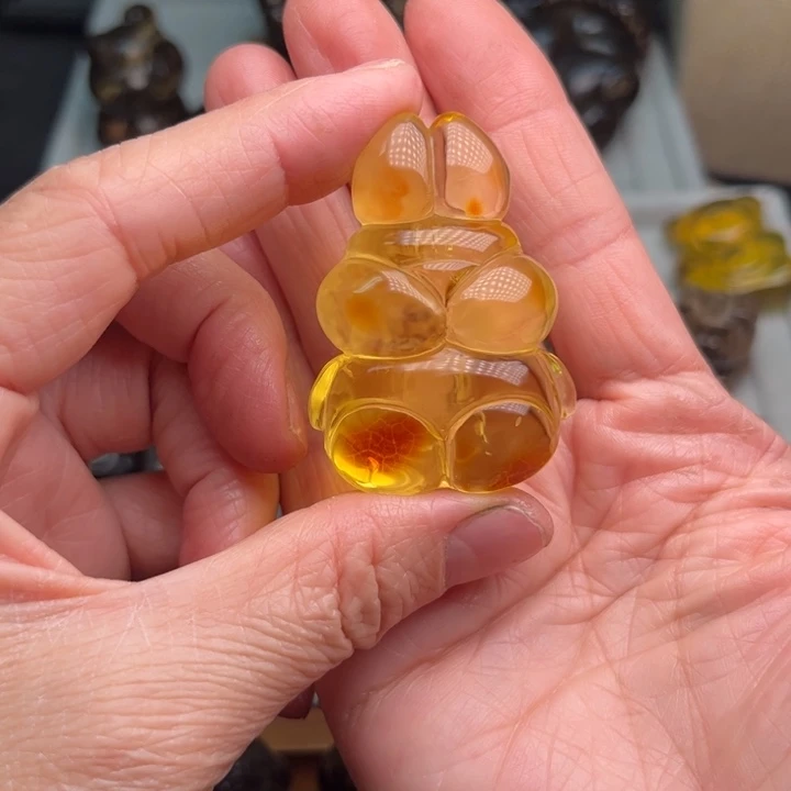 琥珀未镶嵌颈饰兔子