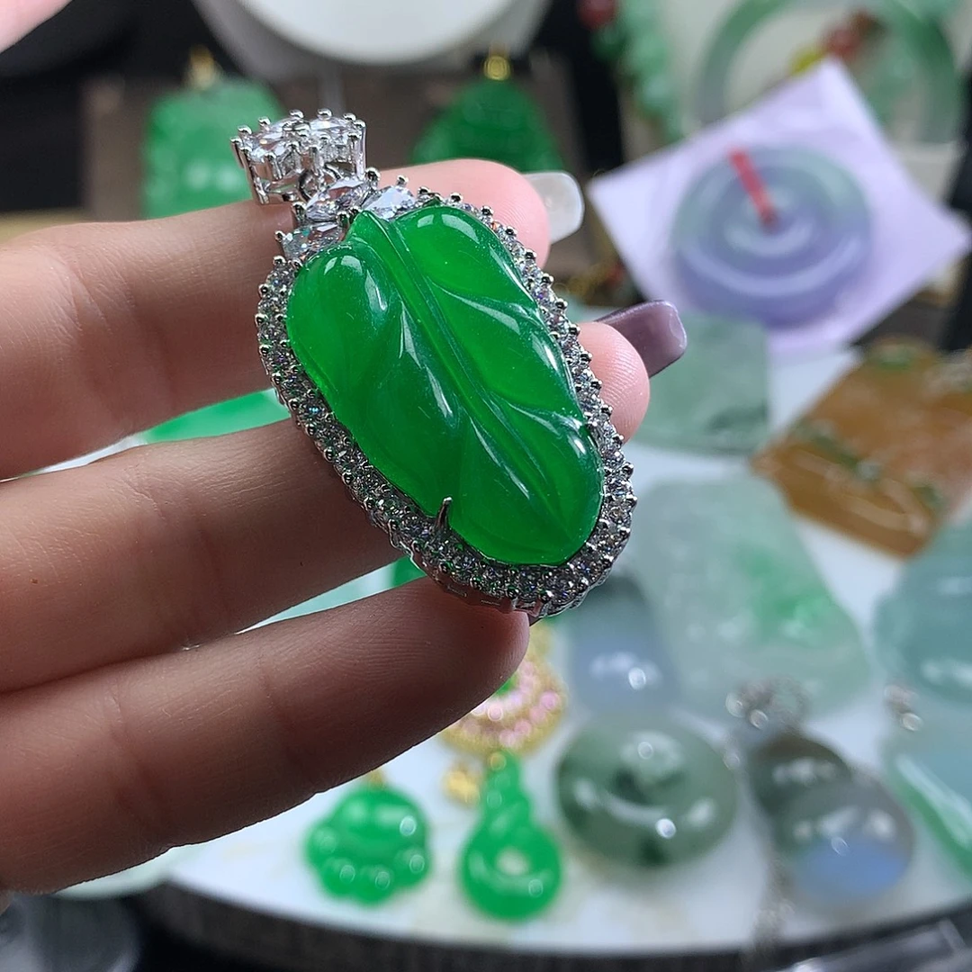 翡翠未镶嵌吊坠(赠链)