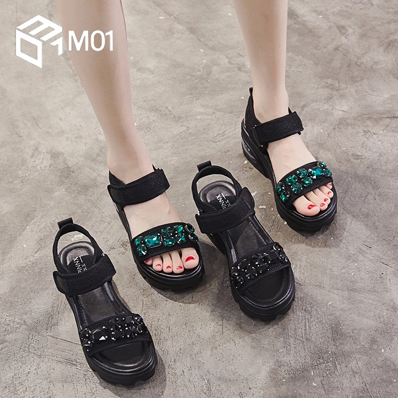 M01坡跟凉鞋女夏季2025新款水钻厚底黑色松糕百搭外穿小个子增高