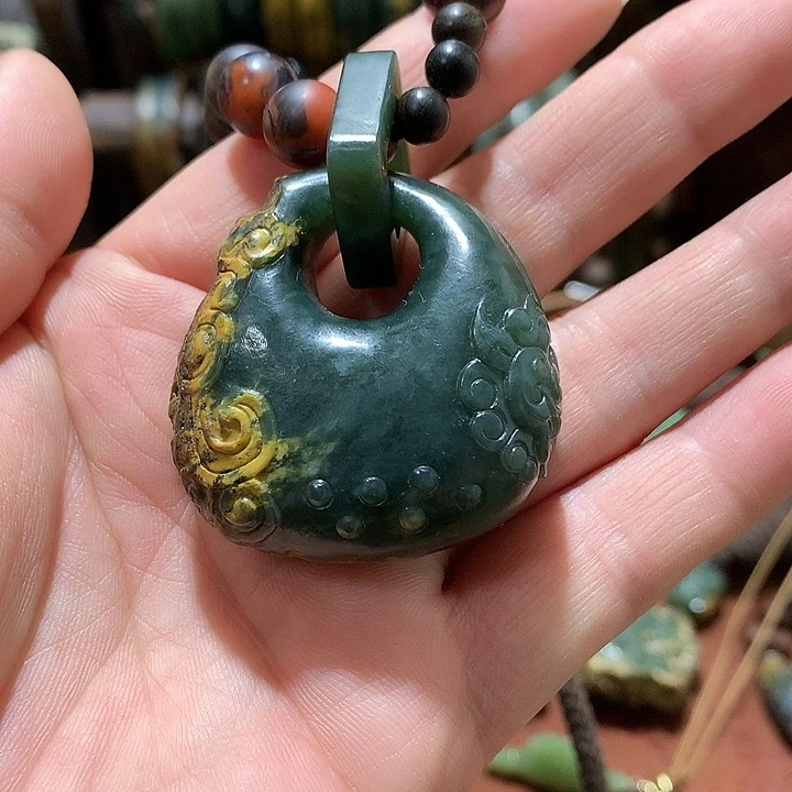 未镶嵌岫岩河磨玉（透闪石质玉）挂件