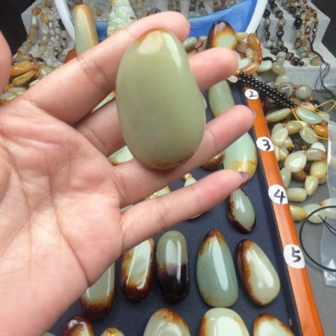 和田玉颈饰未镶嵌石*