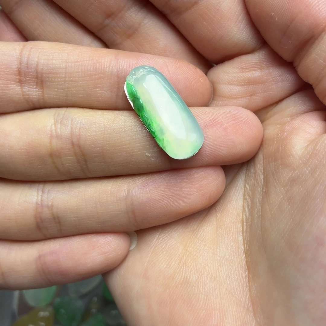 颈饰未镶嵌翡翠俏色巧雕瓜
