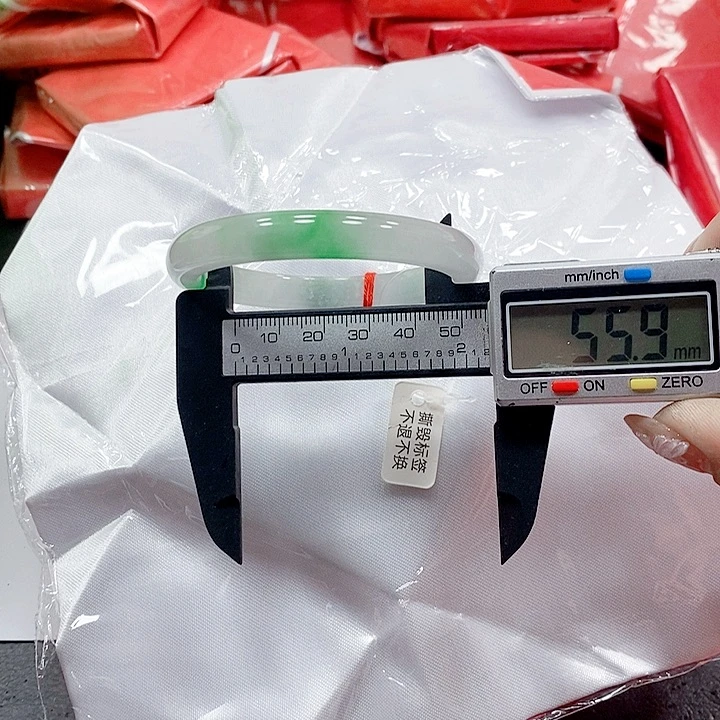 翡翠手镯未镶嵌309。