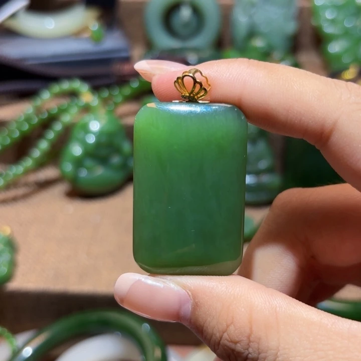 颈饰18K金镶嵌和田玉（碧玉）