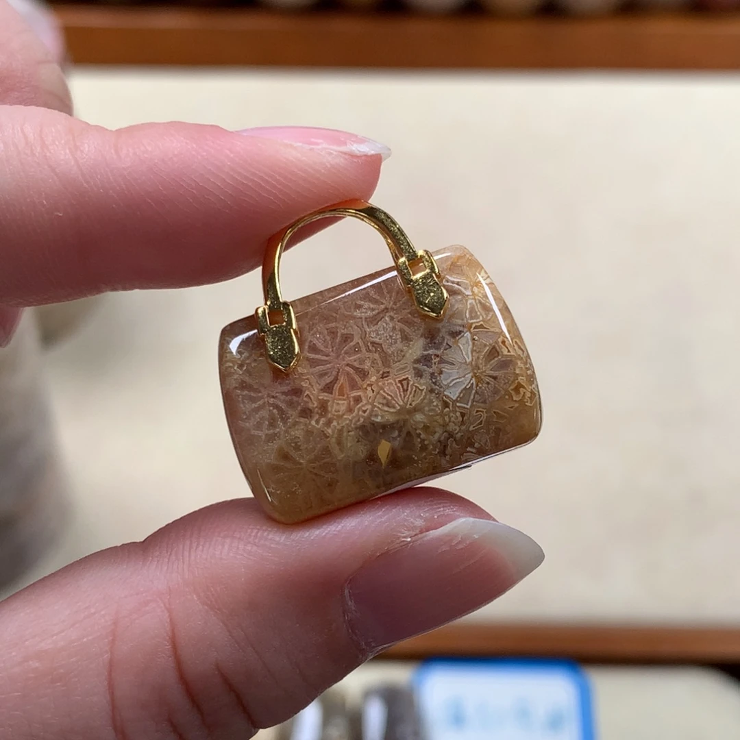 硅化珊瑚（珊瑚玉）包包吊坠60/个。未镶嵌