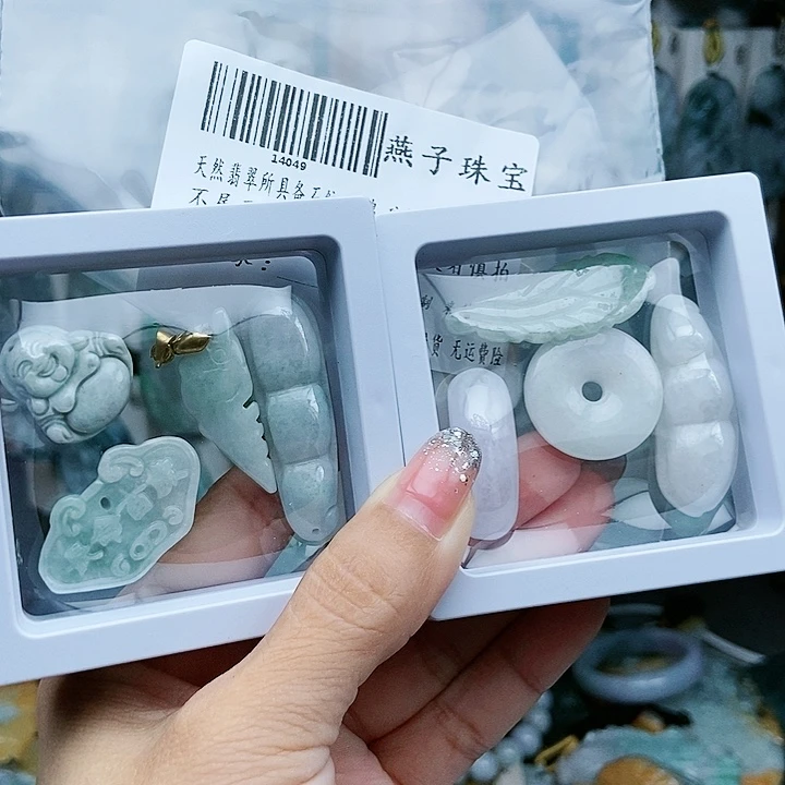 颈饰足铂镶嵌翡翠翡翠