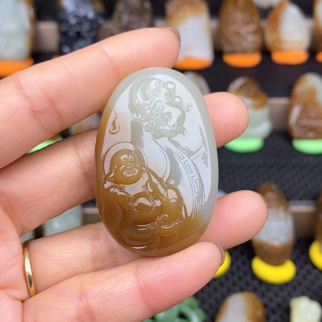 和田玉颈饰未镶嵌谜****?