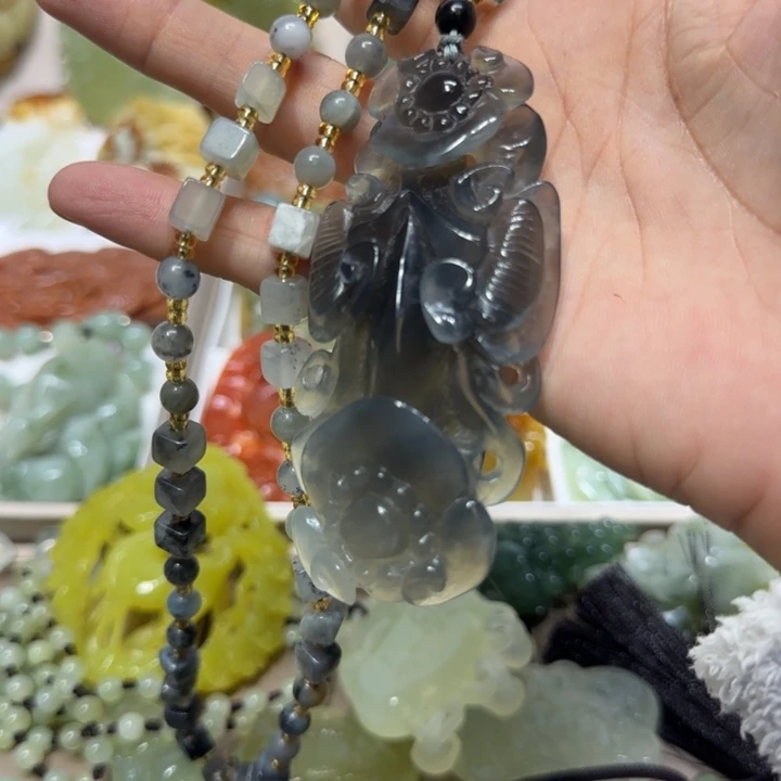 蛇纹石玉吊坠未镶嵌