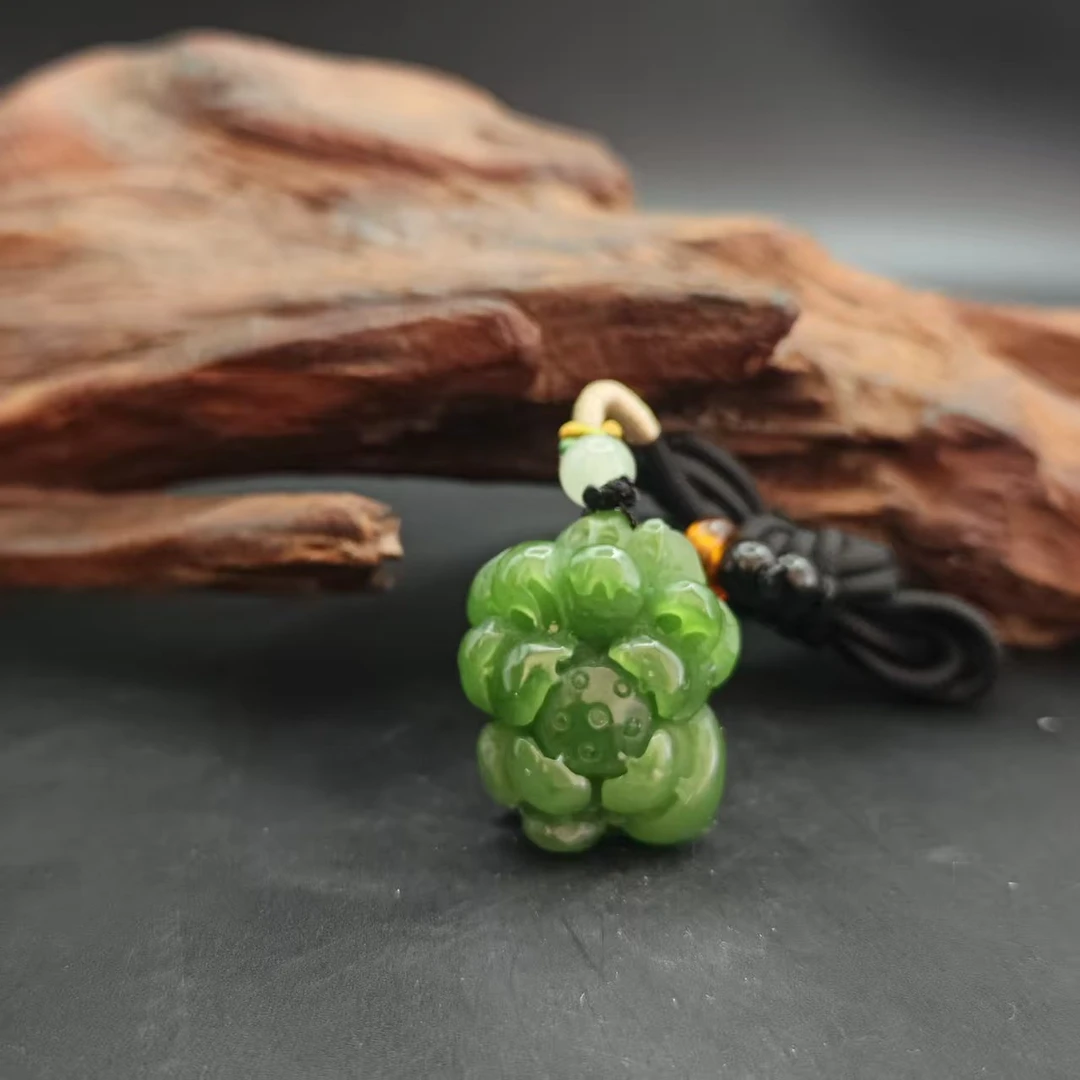 Q和田玉荷花吊坠 0748