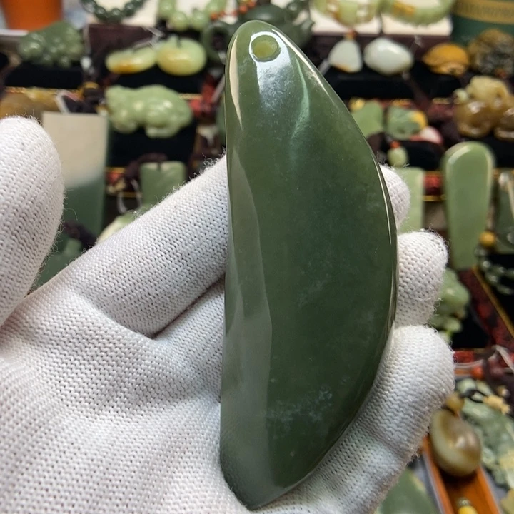 未镶嵌岫岩老玉（透闪石质玉）把件