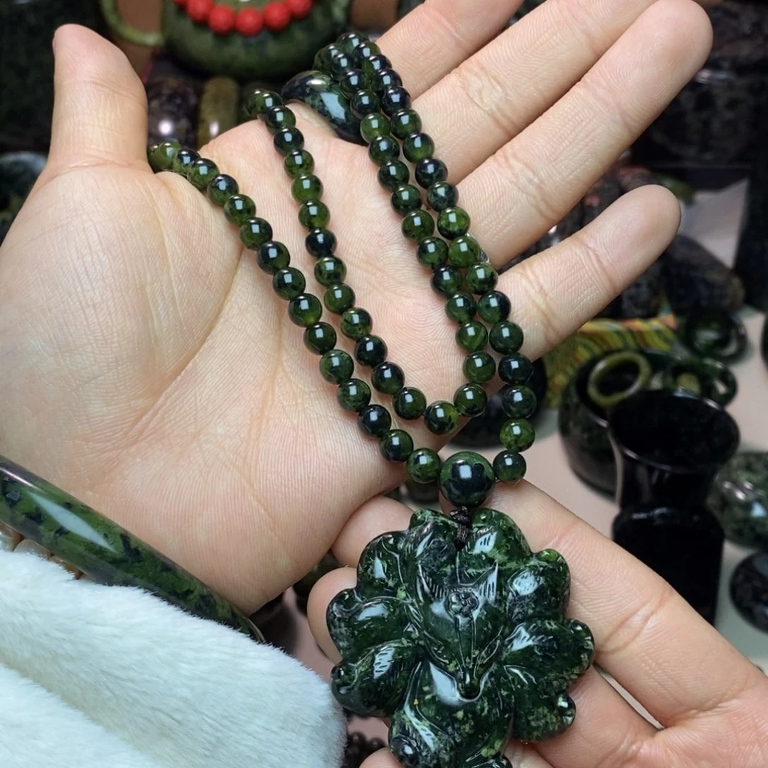 芳****蛇纹石玉未镶嵌项链