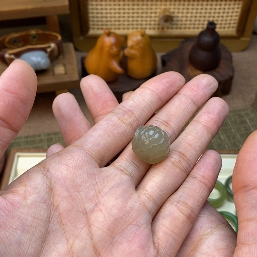 多***妈和田玉未镶嵌颈饰