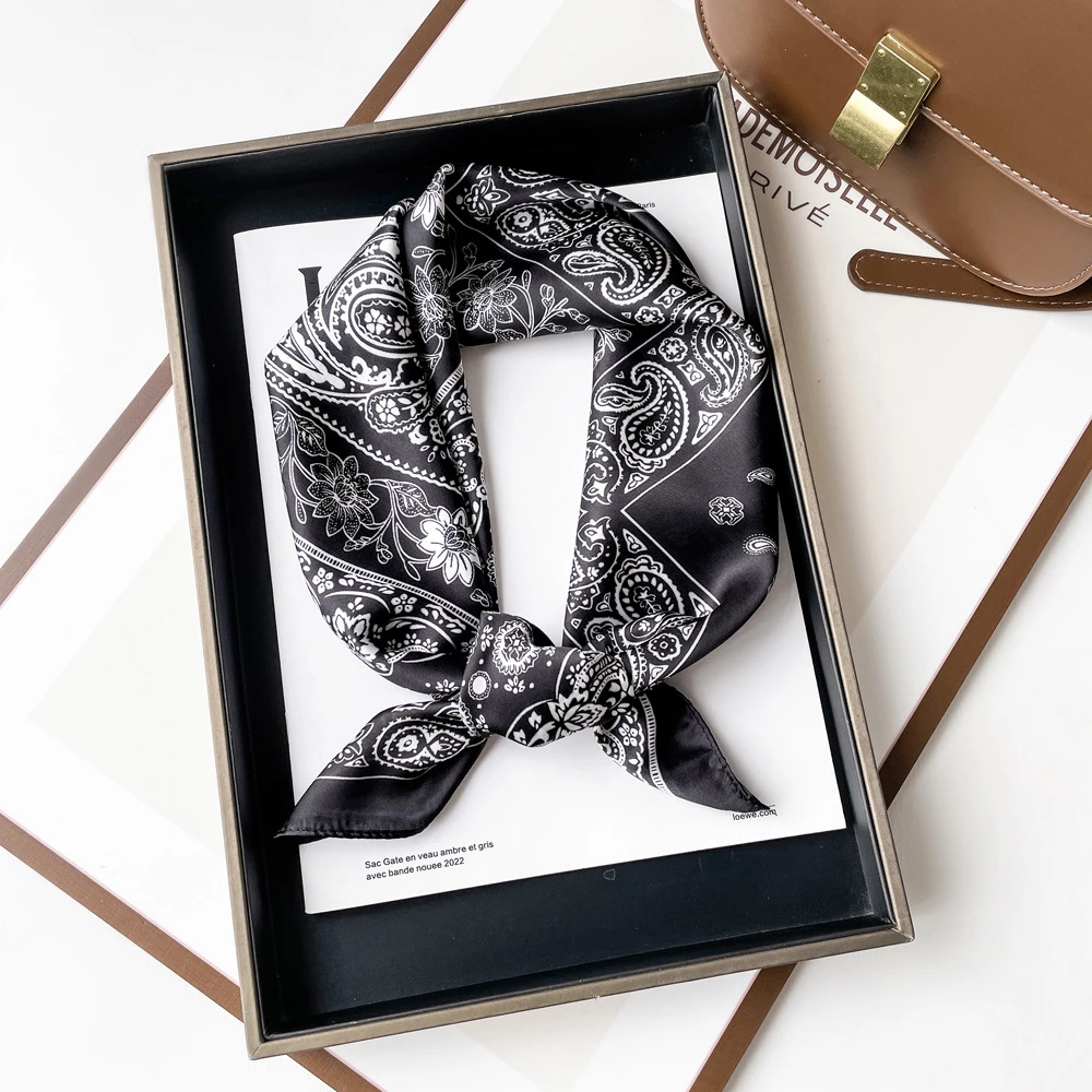 新款高级感丝巾女复古4方黑白腰果印花围巾搭配头巾小方巾