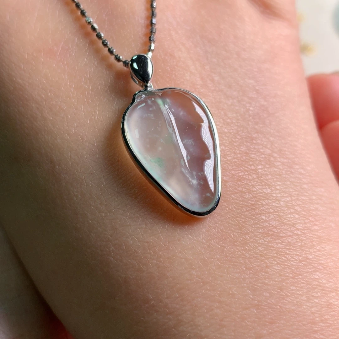 颈饰18K金镶嵌翡翠吊坠