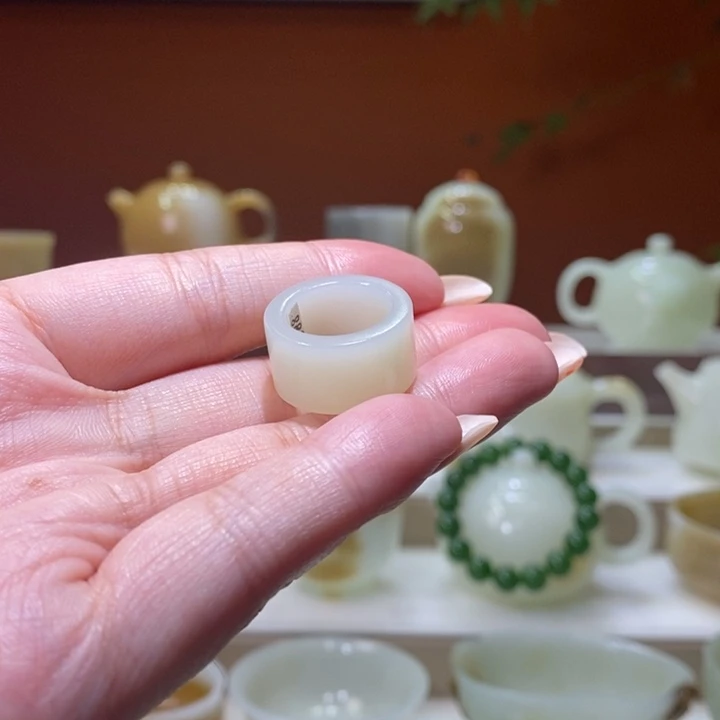 未镶嵌和田玉摆件白玉跑环