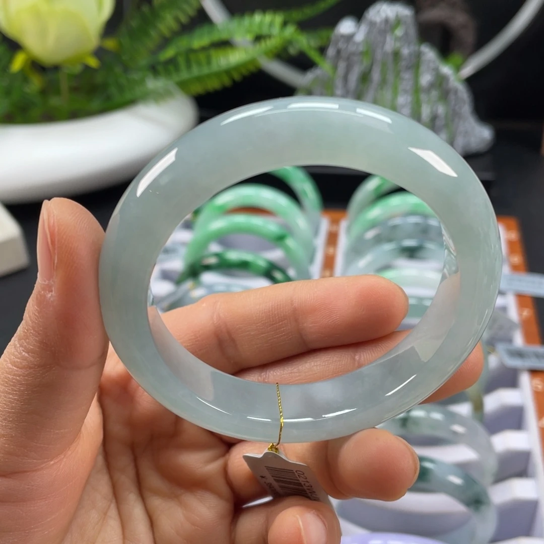 翡翠手镯未镶嵌蓝水正圈