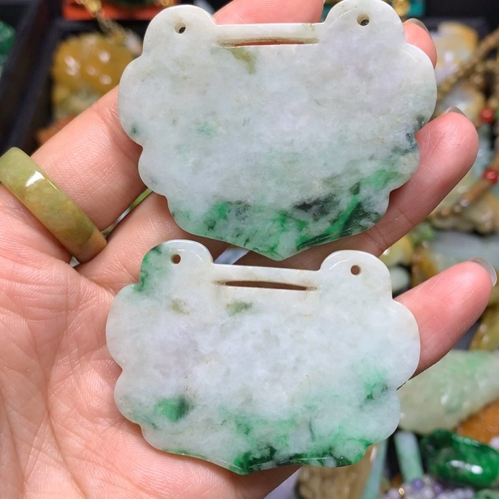 翡翠未镶嵌颈饰一对