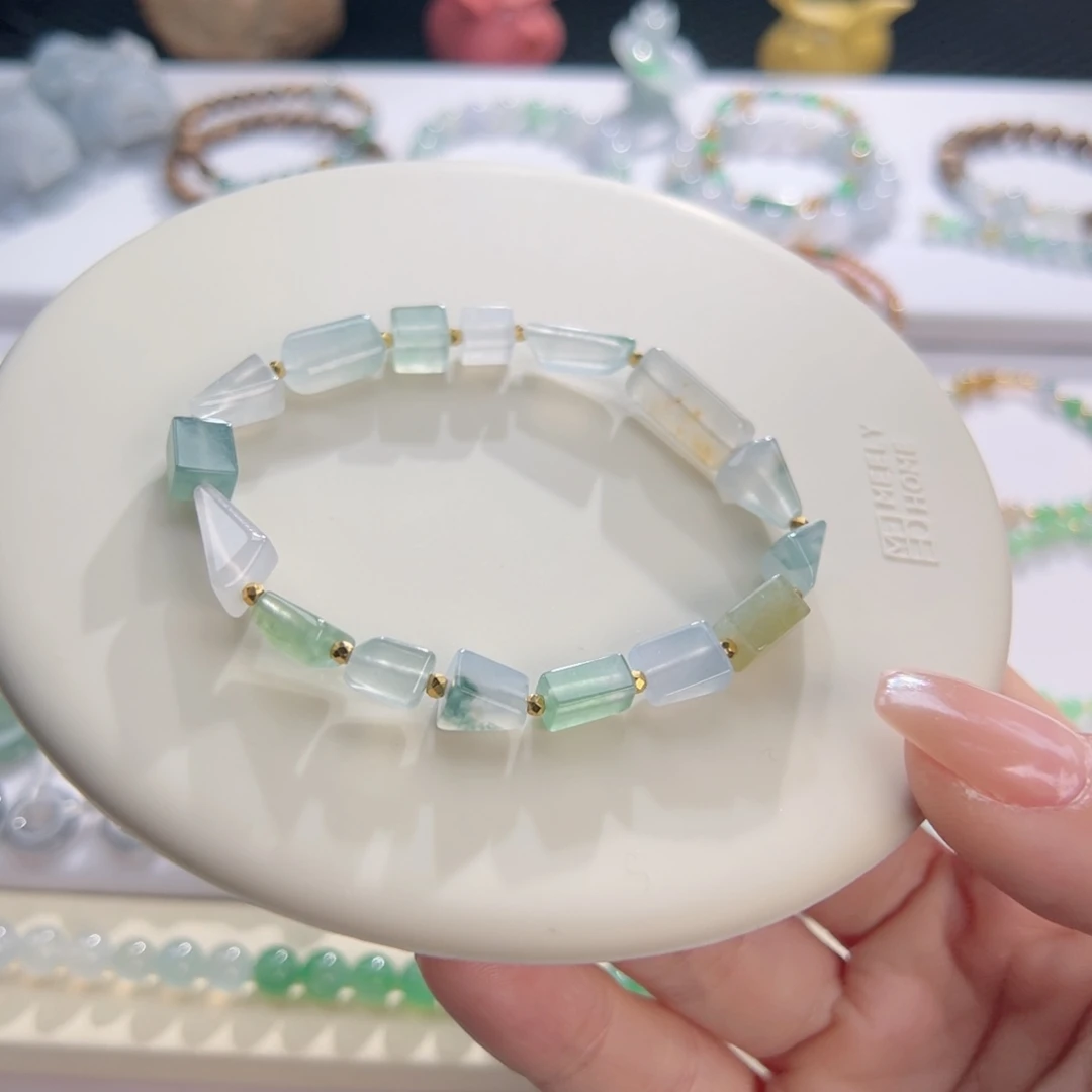 翡翠足金镶嵌手链随形设计款