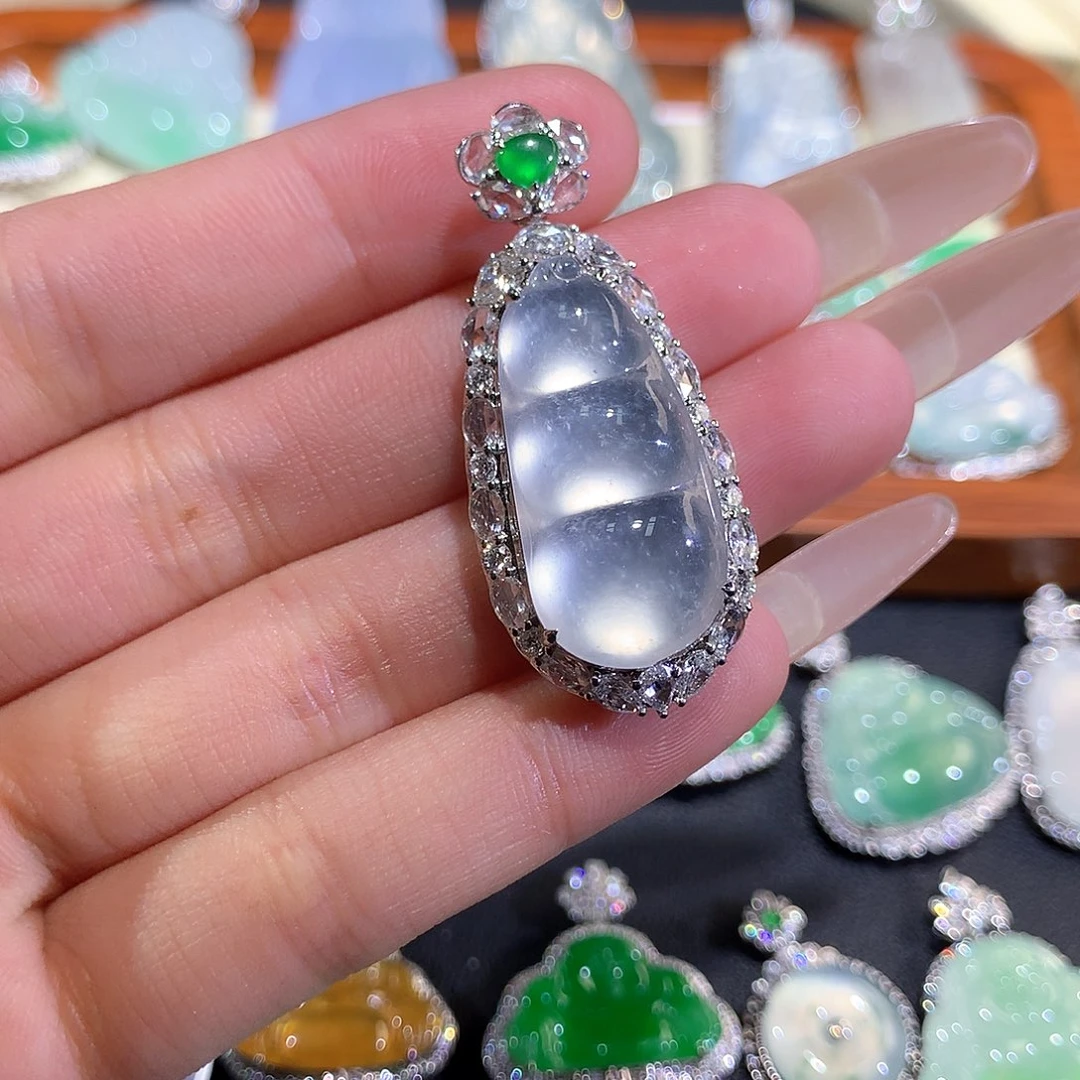 翡翠18K金镶嵌颈饰玻璃刚豆