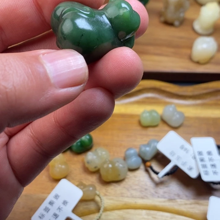 大***妹和田玉未镶嵌颈饰