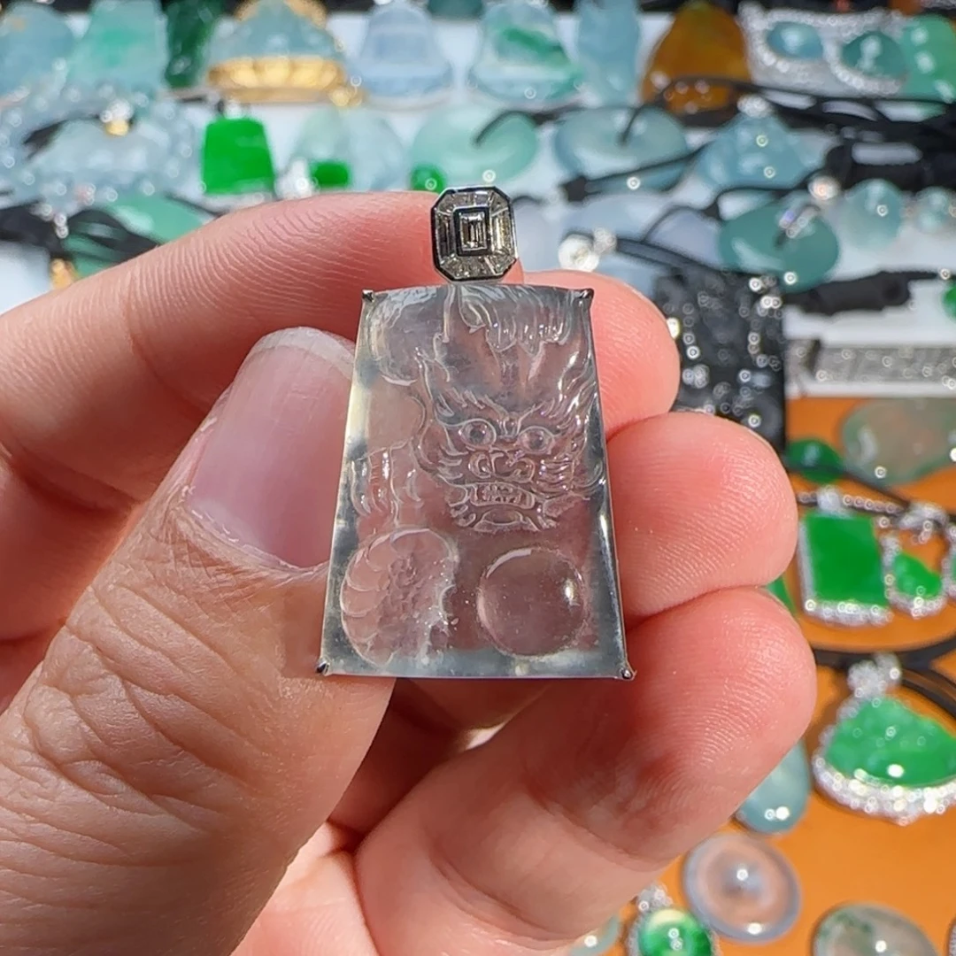 翡翠18K金镶嵌颈饰玻璃种小龙牌